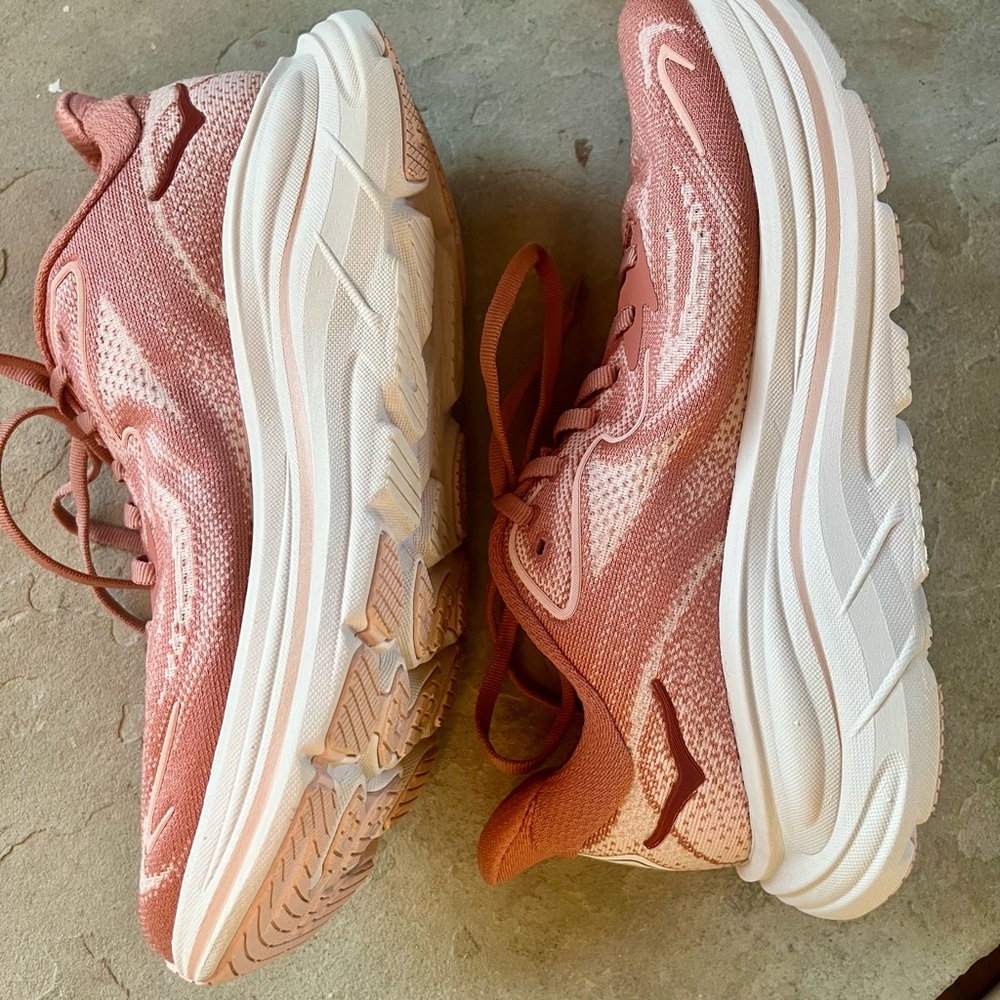 Hoka Clifton 10 Coral Athletic Shoes, 6.5 - Picture 4 of 6